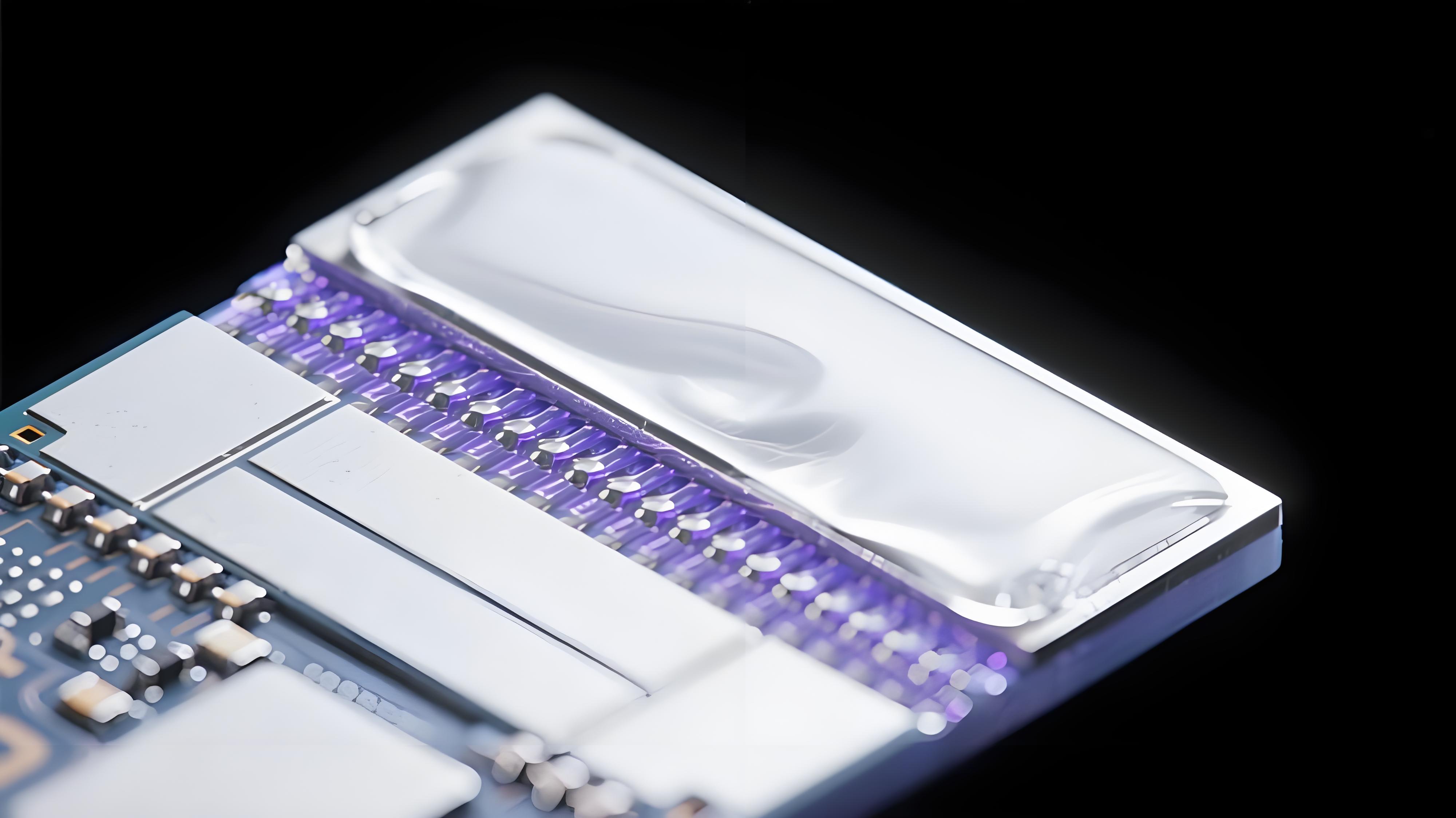 沉銀板分子自組裝單層(SAM)技術(shù)微觀特寫，展示銀層表面超薄疏水防護(hù)膜結(jié)構(gòu)