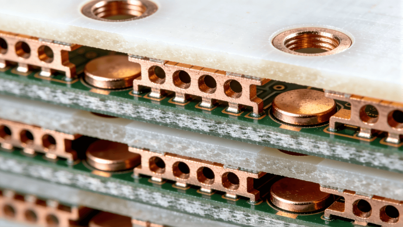 混壓多層高頻PCB橫截面結(jié)構(gòu)視圖，展示混合材料堆疊